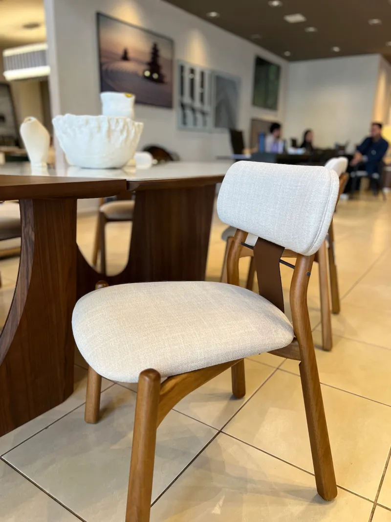 Cadeira de Jantar Fratelli House: Design Elegante e Conforto Superior