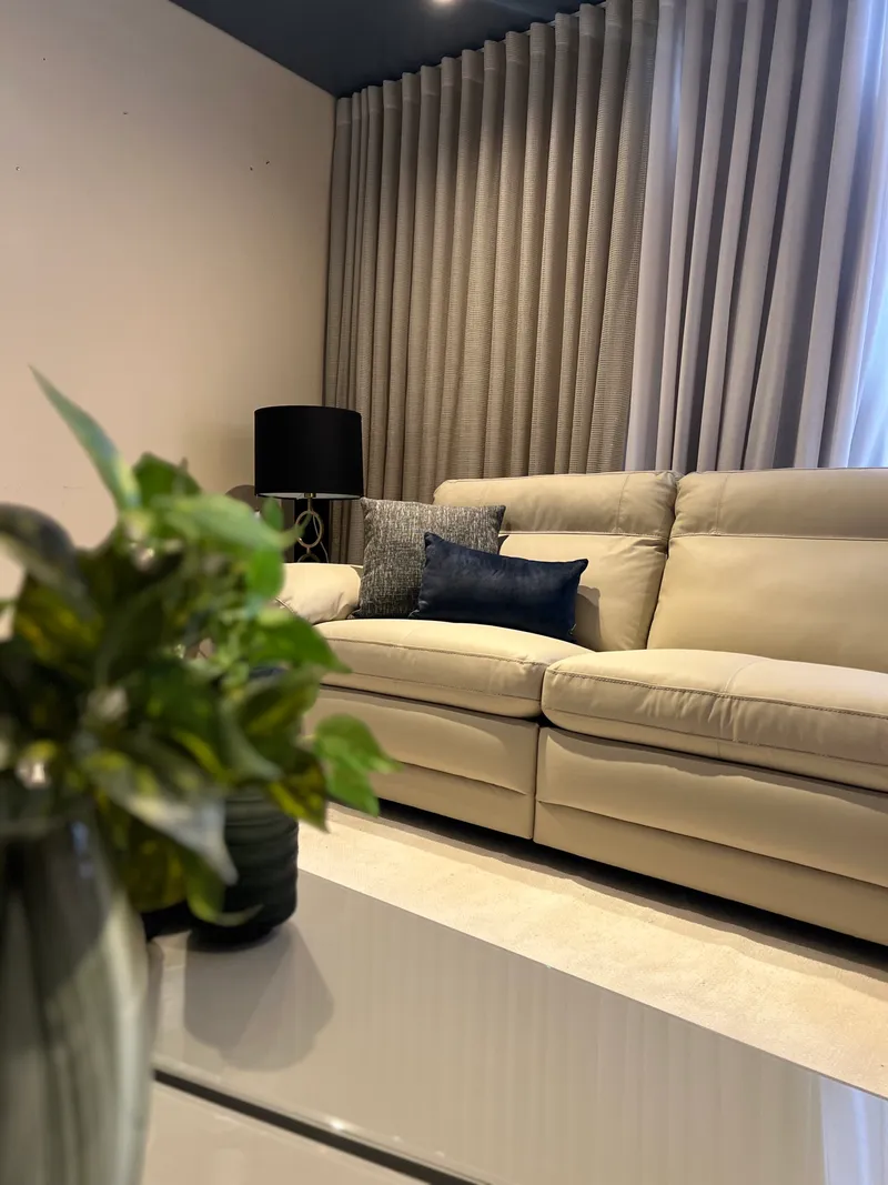 Sofá em Couro Automatizado: Conforto e Estilo para Sua Sala de TV