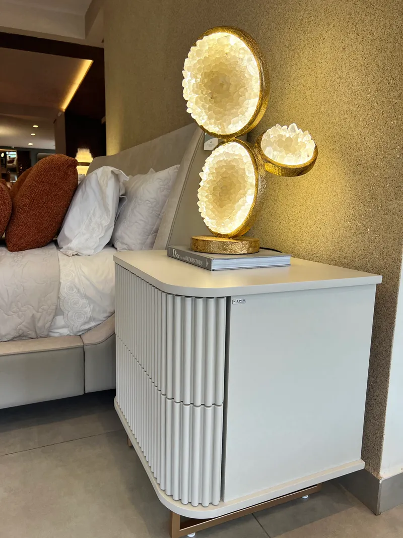 Mesa de Cabeceira: Elegância e Funcionalidade para Quartos de Alto Padrão