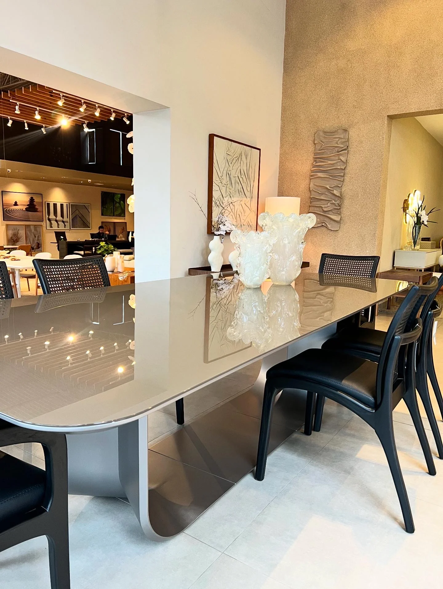 Mesa de Jantar Fratelli: Design Elegante e Conexão em Seu Lar