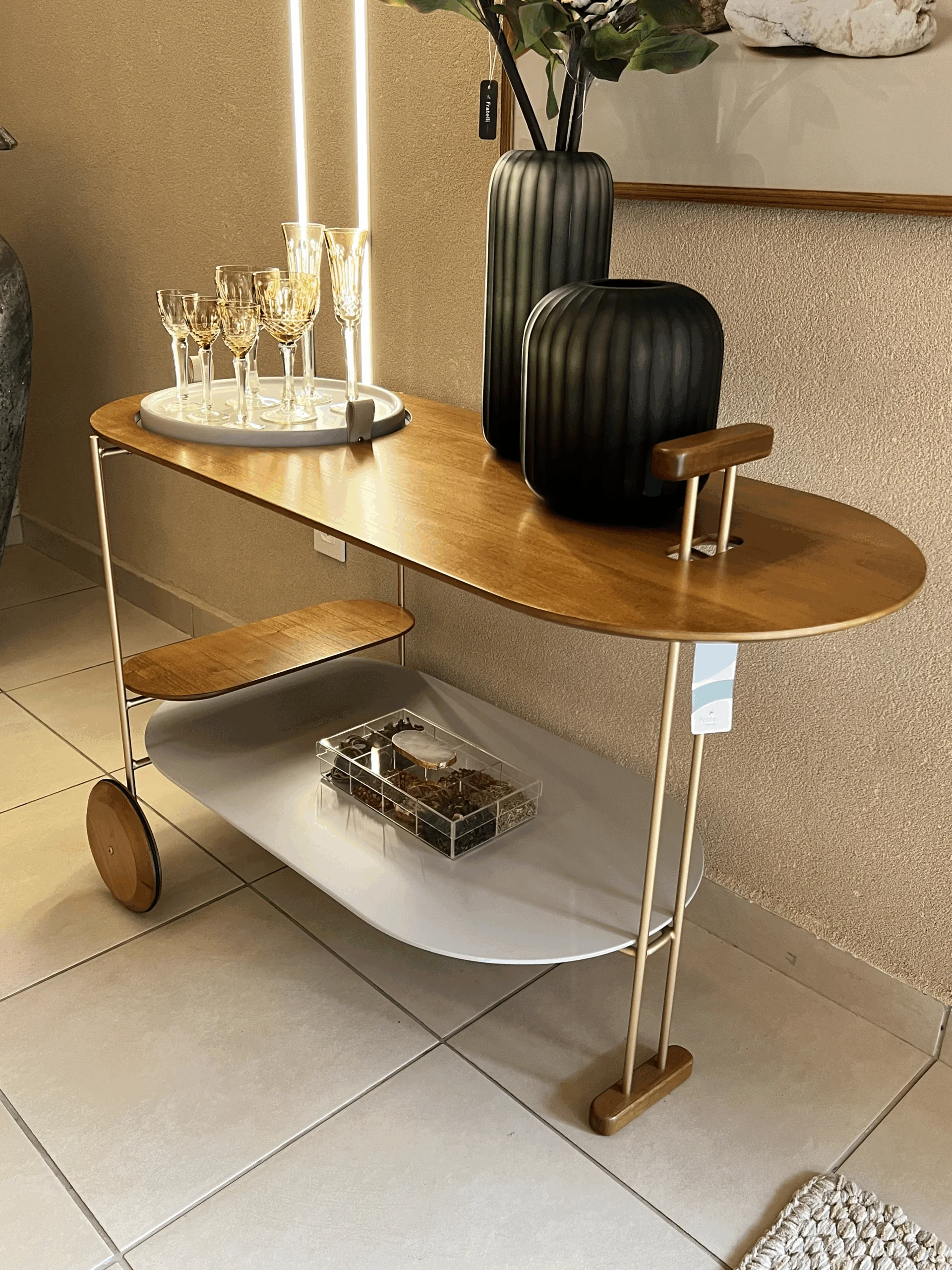 Carrinho Bar Fratelli: Funcionalidade e Elegância em Móveis de Alto Padrão