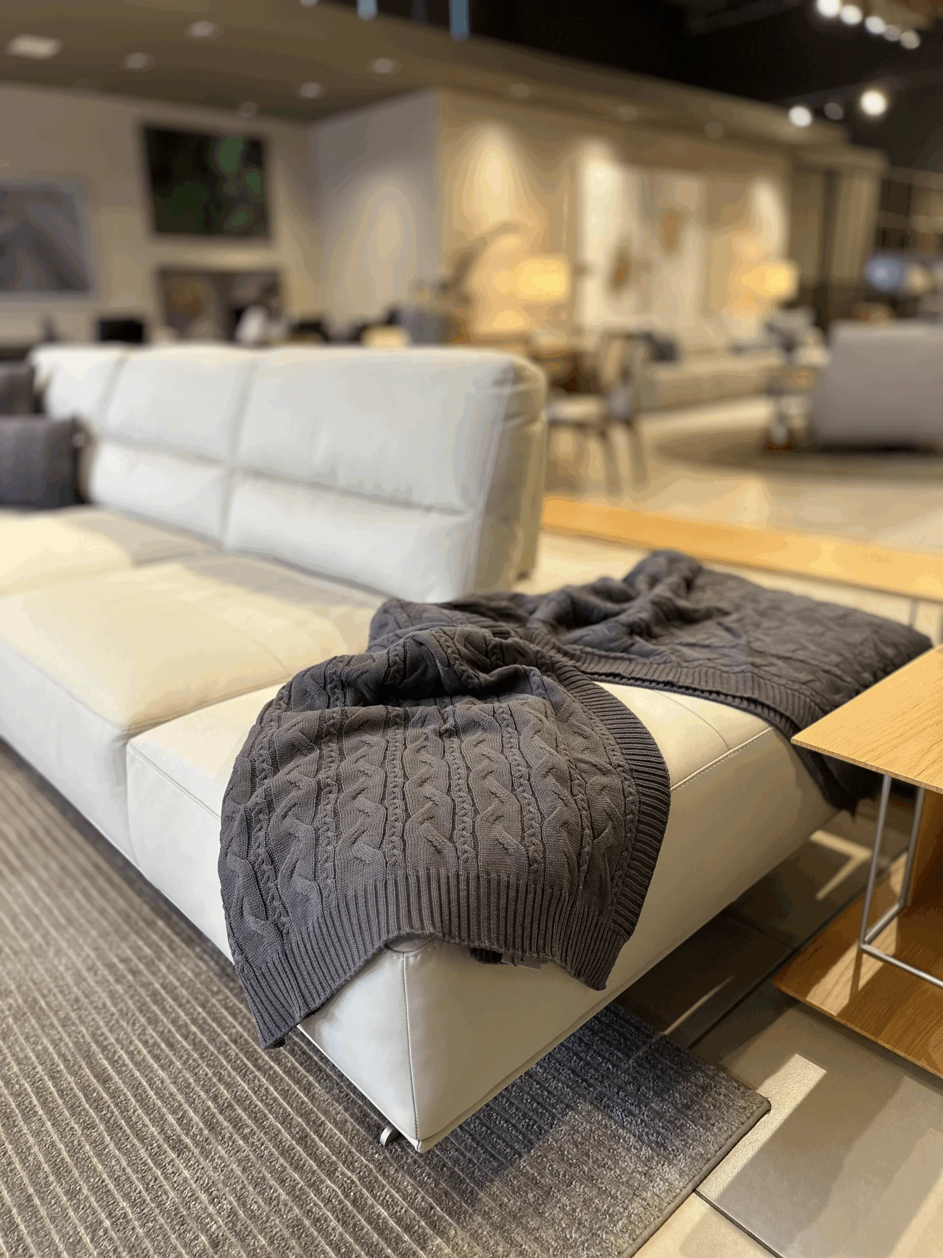 Sofá em Couro Branco: Sofisticação e Conforto para Ambientes Modernos