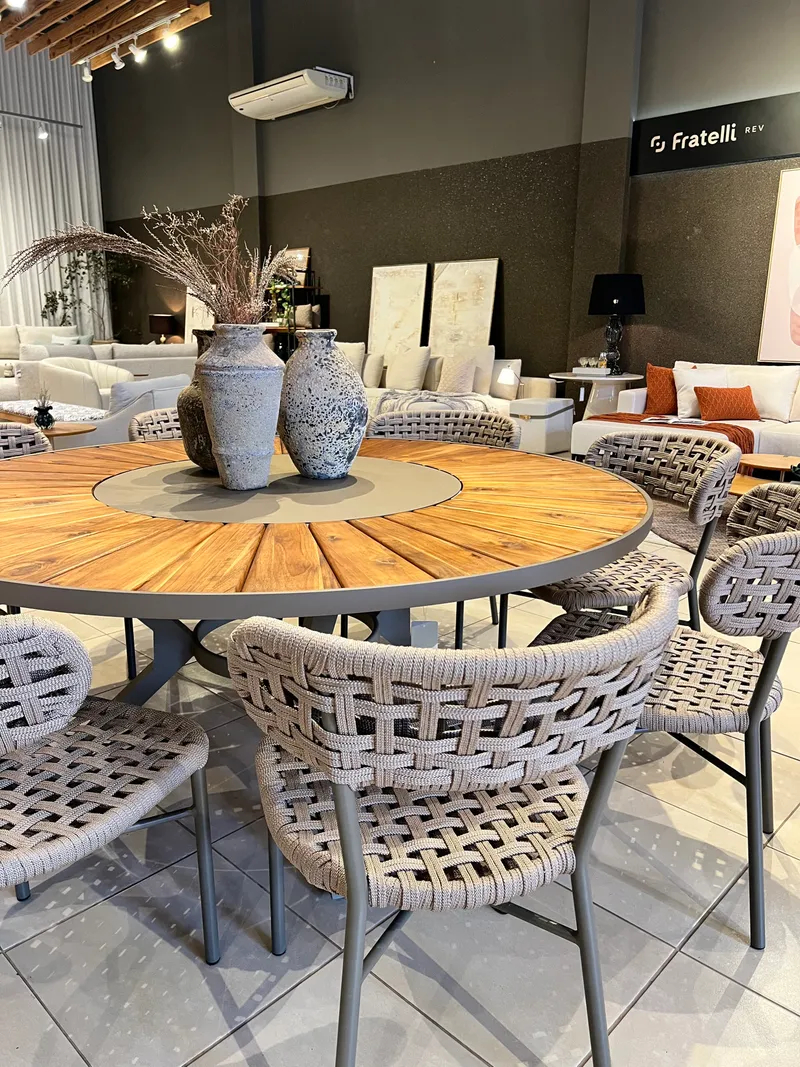 Mesa de Jantar para Área Externa: Sofisticação e Durabilidade