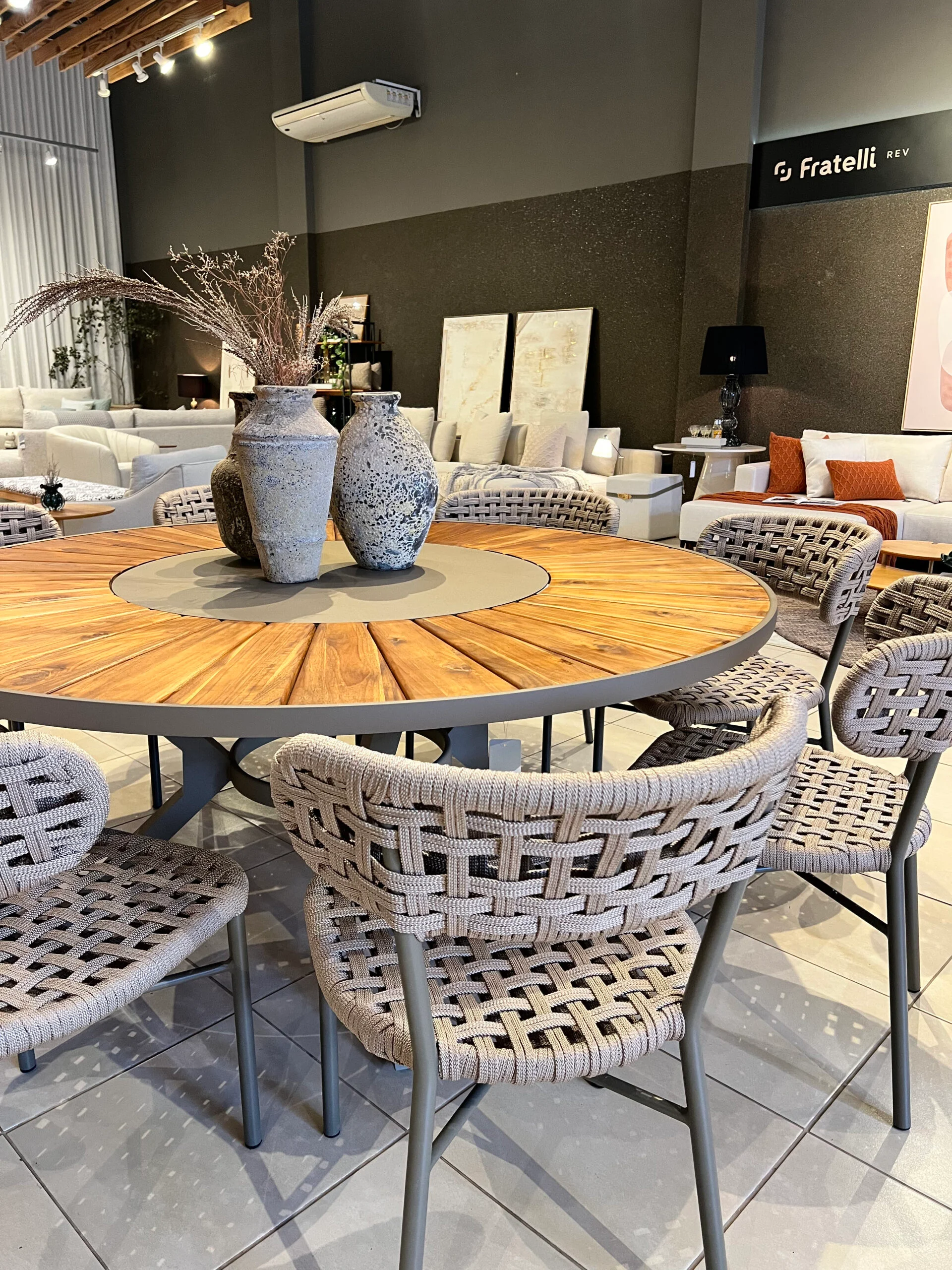 Mesa de Jantar para Área Externa: Sofisticação e Durabilidade