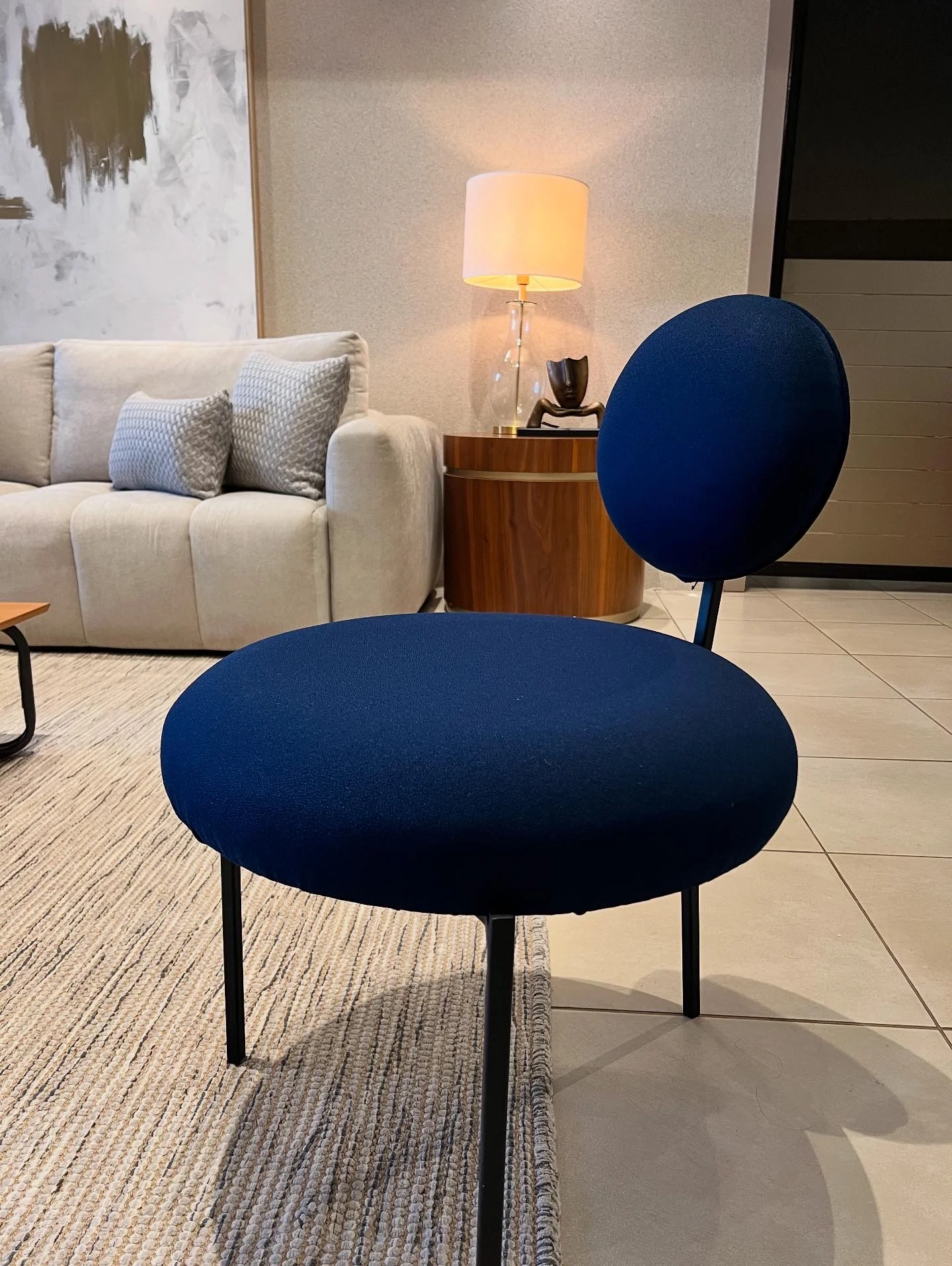 Poltrona Azul: Sofisticação e Conforto para o Seu Ambiente