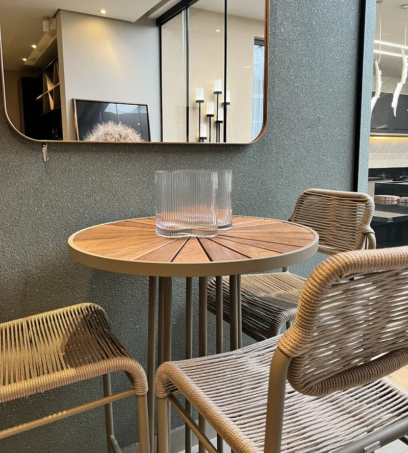 Bistrô Fratelli: Mobiliário Elegante e Funcional para Espaços Compactos