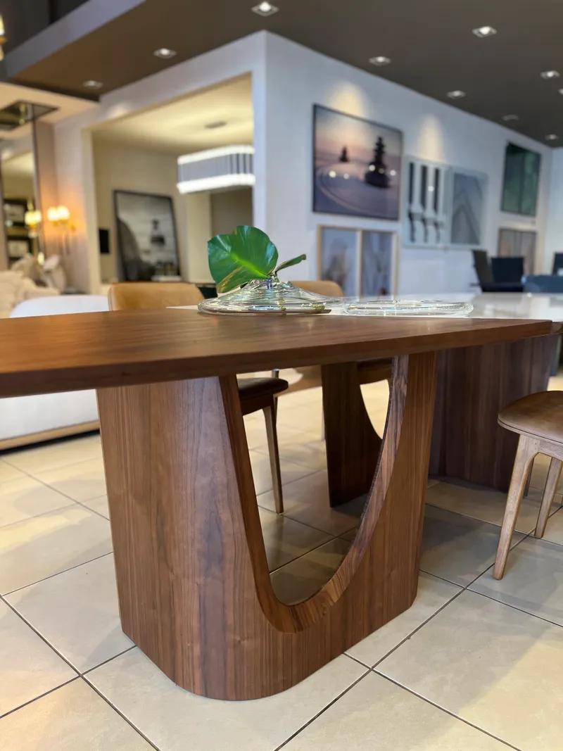 Mesa Orgânica de Jantar Fratelli: Sofisticação com Tampo Misto em Madeira e Porcelana