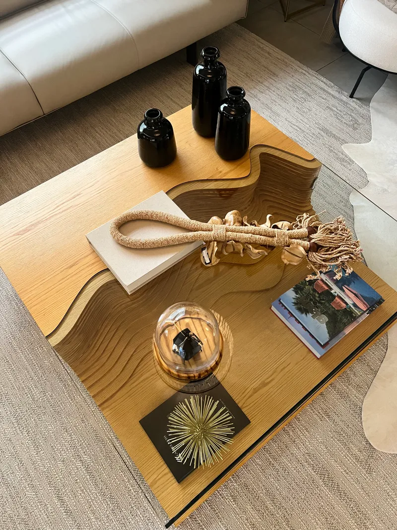 Mesa de Centro de Madeira e Vidro: Sofisticação e Versatilidade