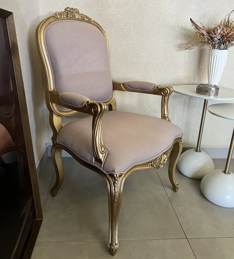 Poltrona Clássica: Elegância Atemporal para Seu Espaço
