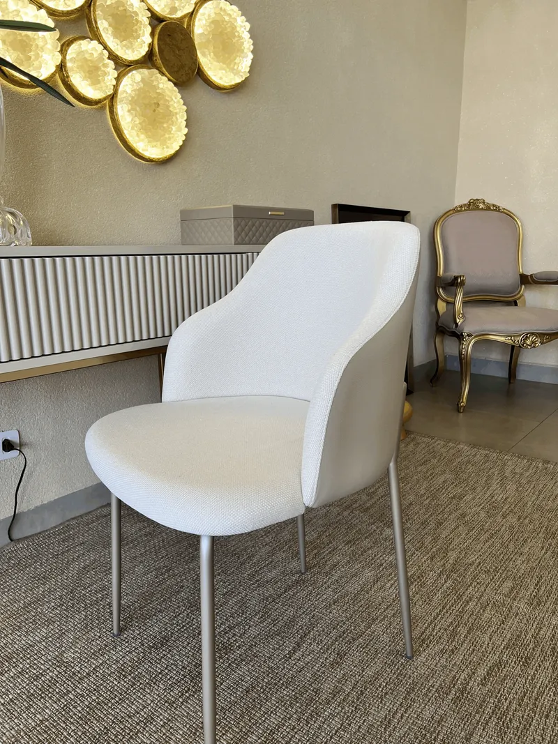 Cadeira Versátil de Alto Padrão: Design, Conforto e Elegância