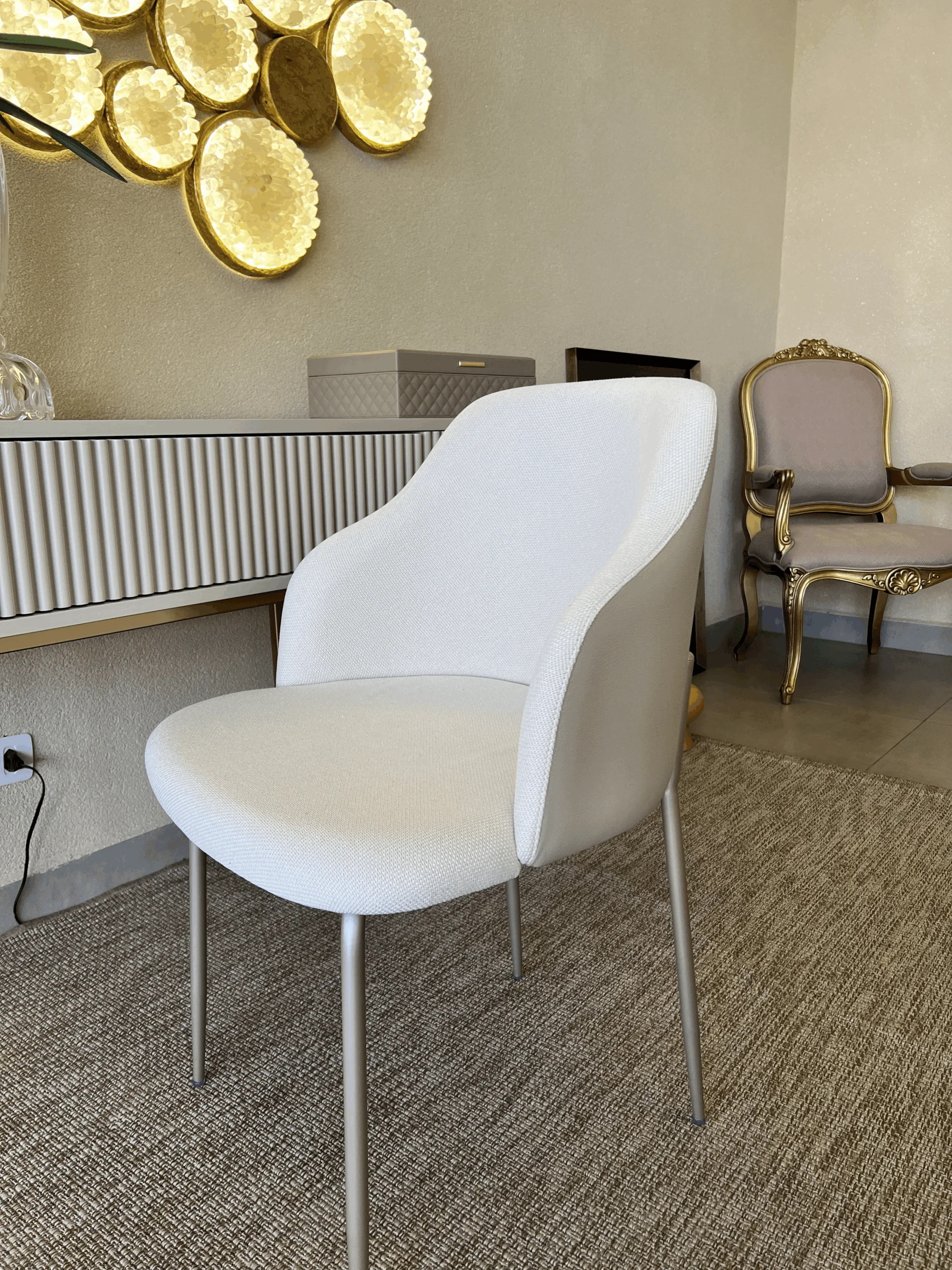 Cadeira Versátil de Alto Padrão: Design, Conforto e Elegância