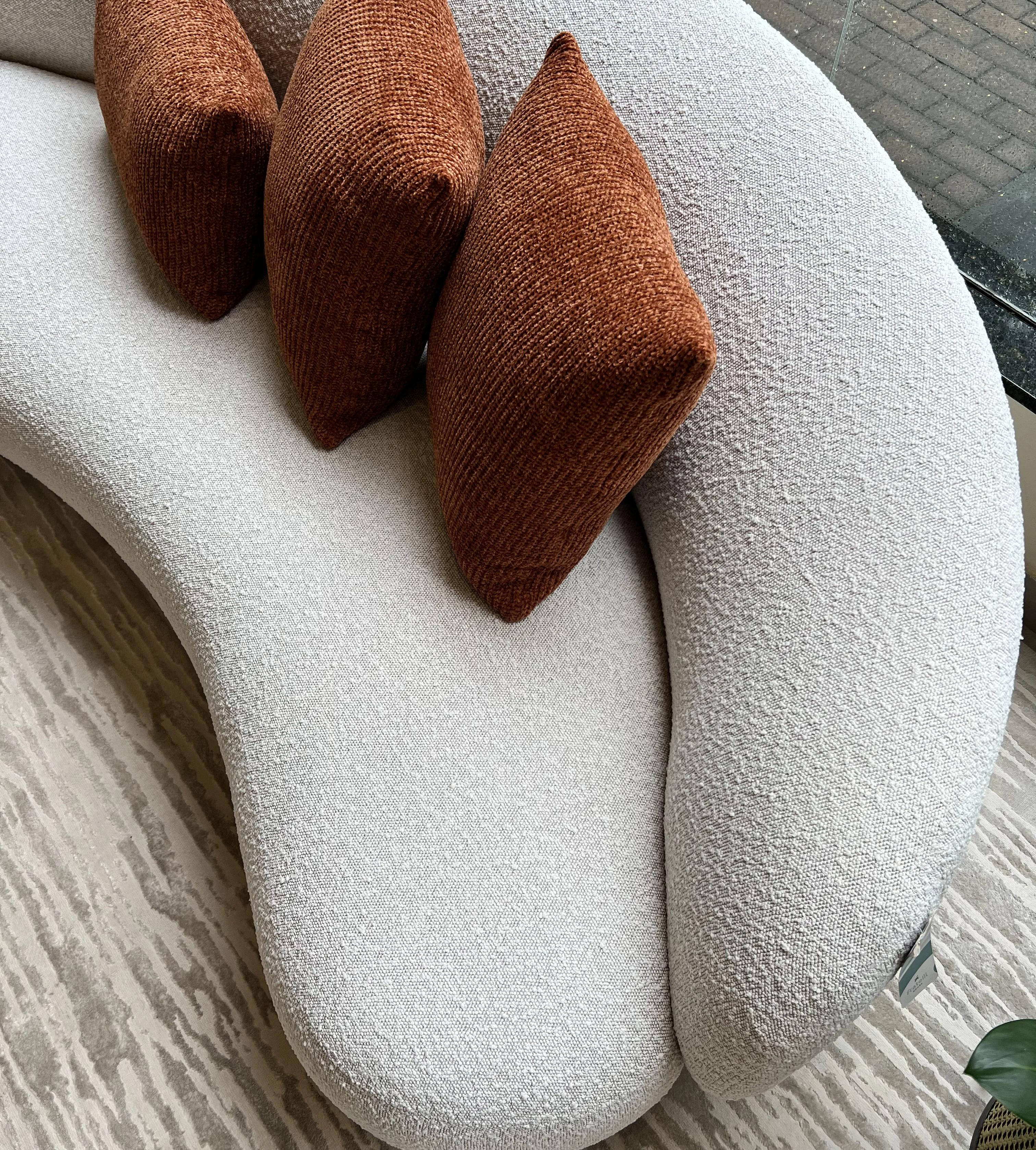 Sofá curvo: fluidez e equilíbrio no design de interiores modernos.