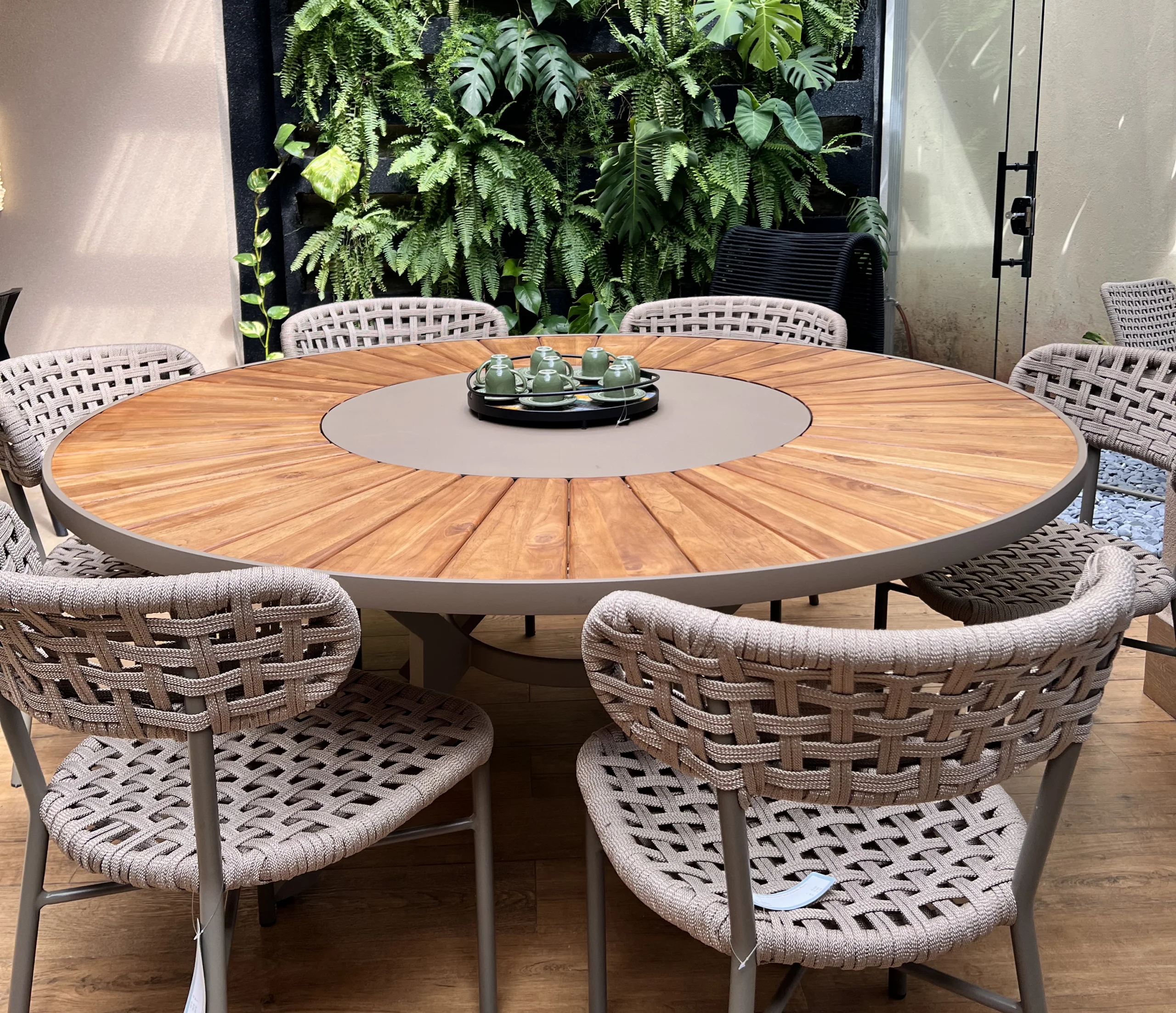 Mesa de Jantar Redonda para Áreas Externas: Elegância e Funcionalidade