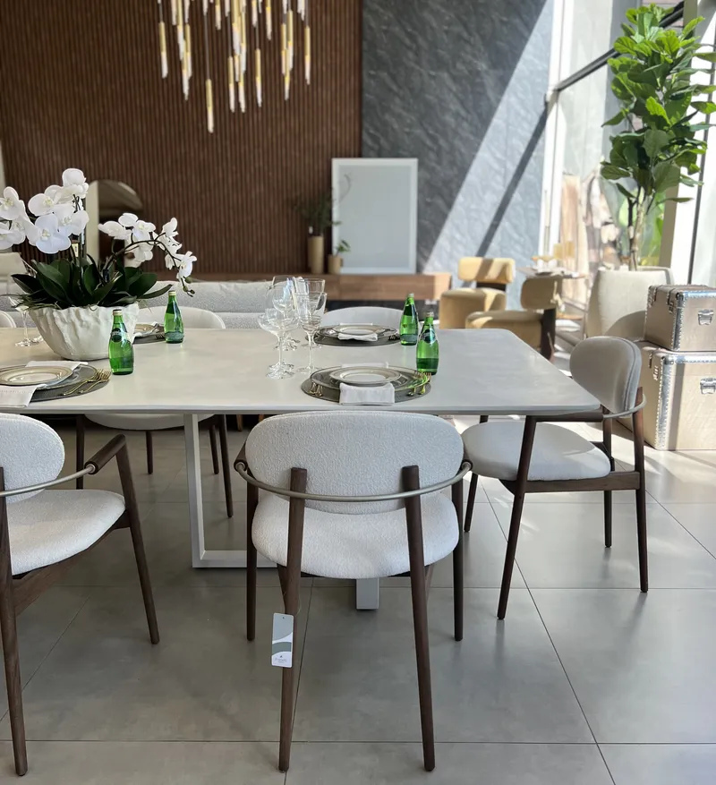 Mesa de Jantar Branca: Sofisticação e Design Atemporal na Fratelli House