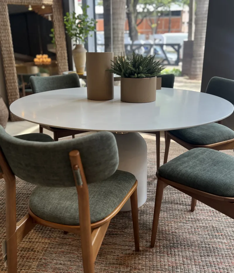 Mesa de Jantar Redonda: Elegância e Convivência em sua Sala