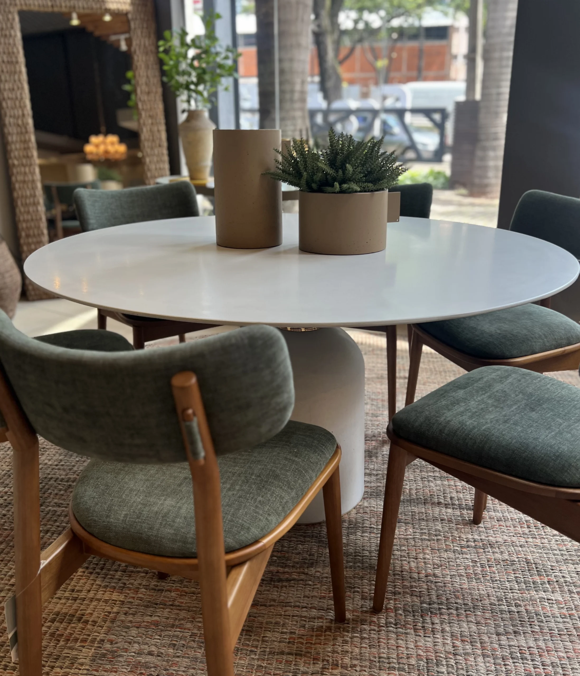 Mesa de Jantar Redonda: Elegância e Convivência em sua Sala