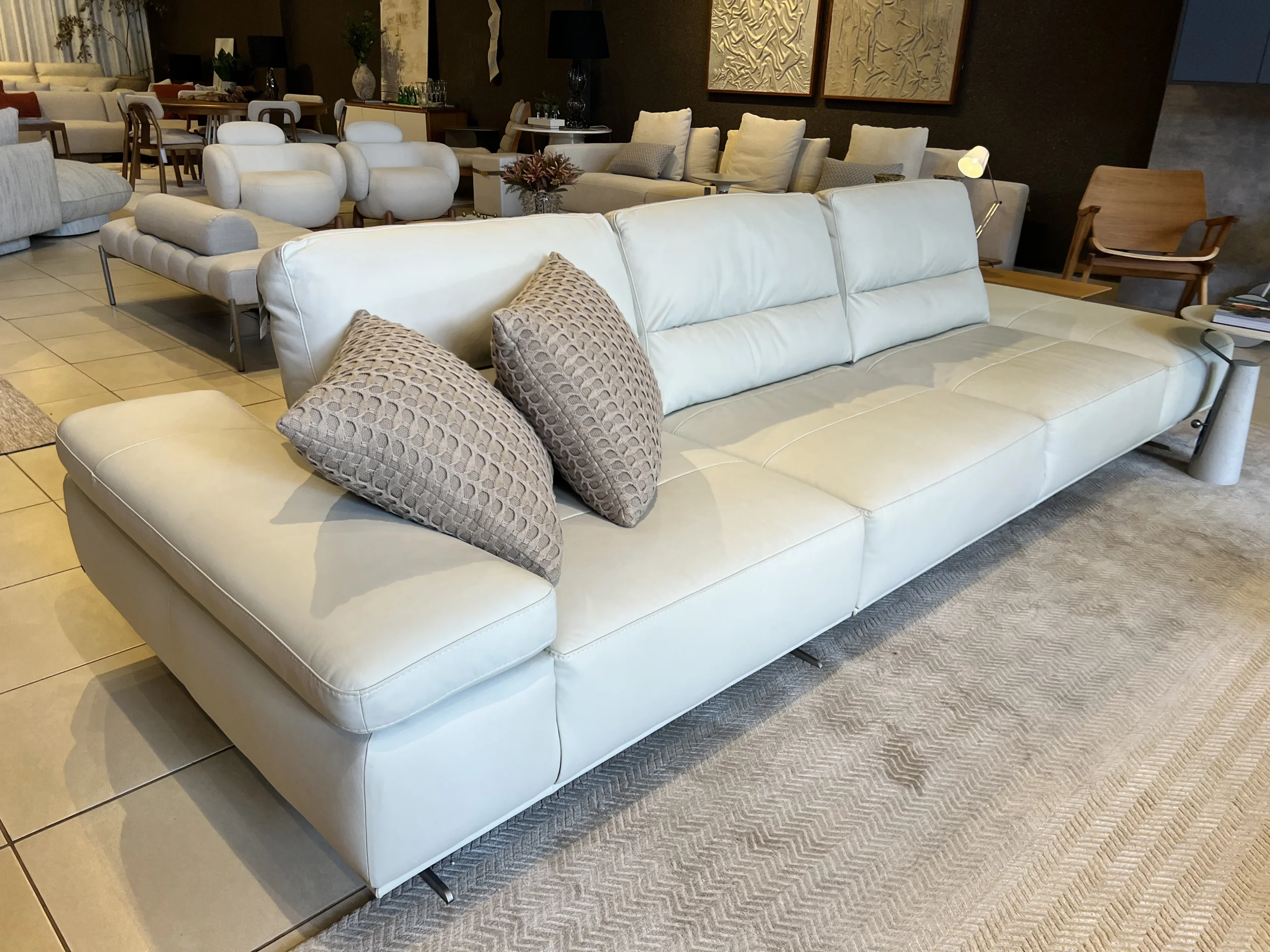 Couro Natural vs Sintético: Qual É a Melhor Opção para Móveis de Alto Padrão?