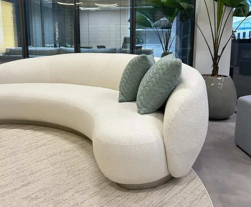Sofá Curvo: Transforme Sua Sala de Estar com Design Orgânico de Alto Padrão