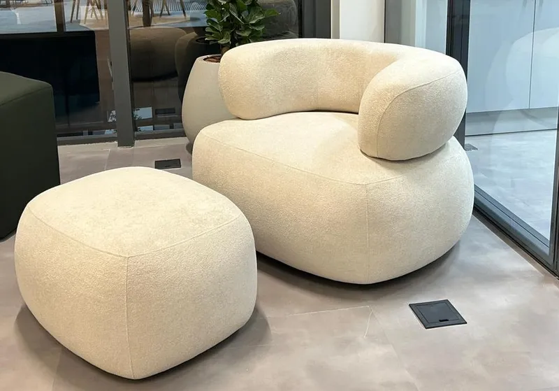 Poltrona com Descanso de Pés: Seu Refúgio de Conforto e Design