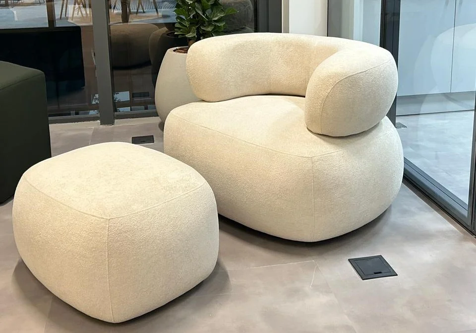 Poltrona com Descanso de Pés: Seu Refúgio de Conforto e Design