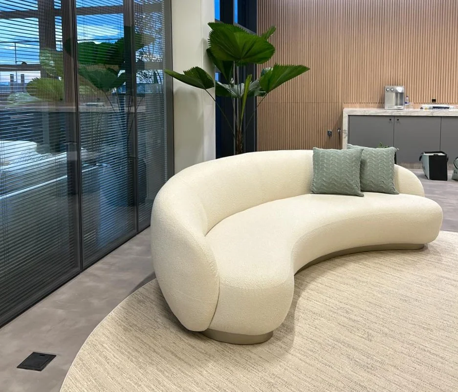 Sofás Curvos e Modernos para Ambientes Corporativos
