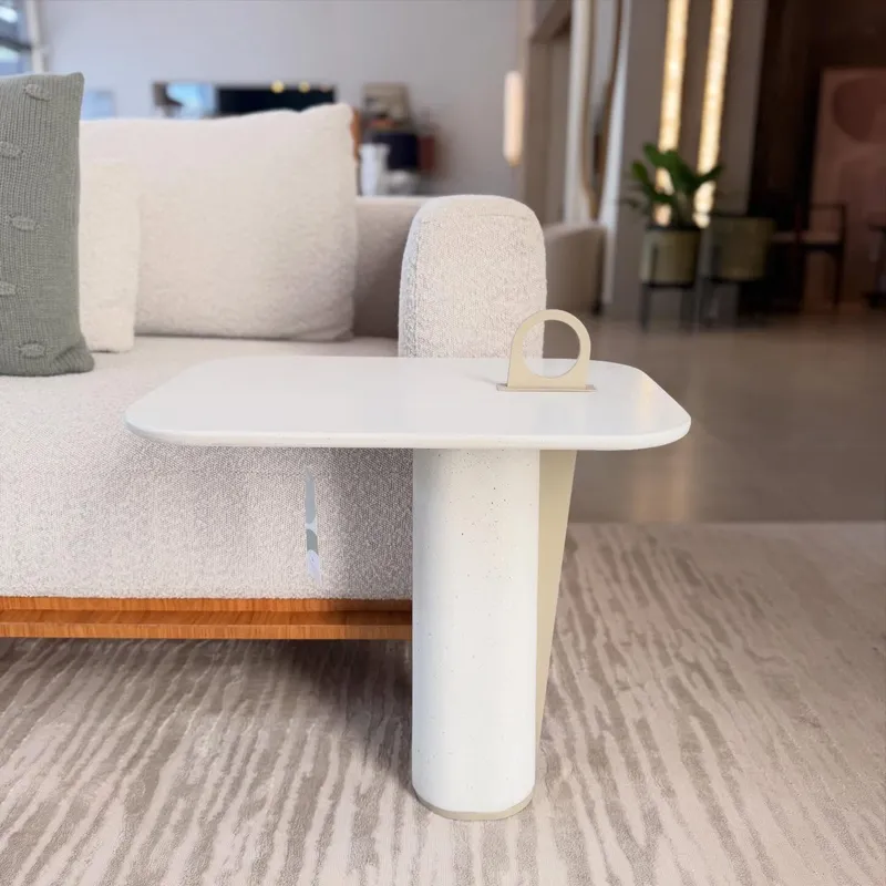 Mesa lateral cimentício: textura e personalidade no design de interiores