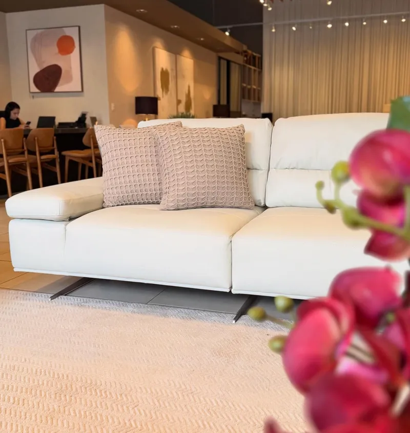 Como escolher o sofá living mais confortável com couro para sala em estilo moderno