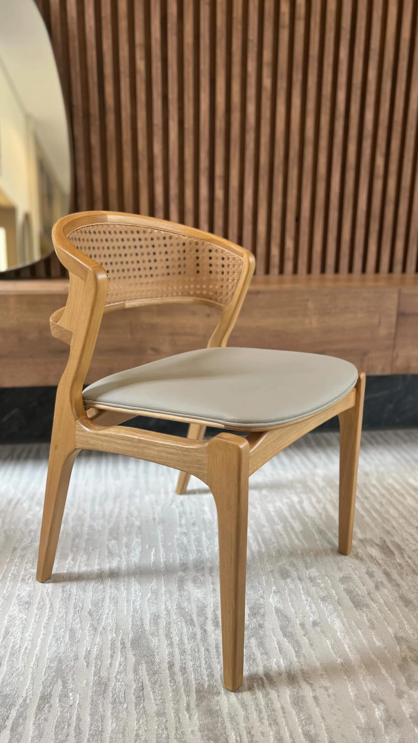 Como escolher uma cadeira de jantar com design de interiores alto padrão.