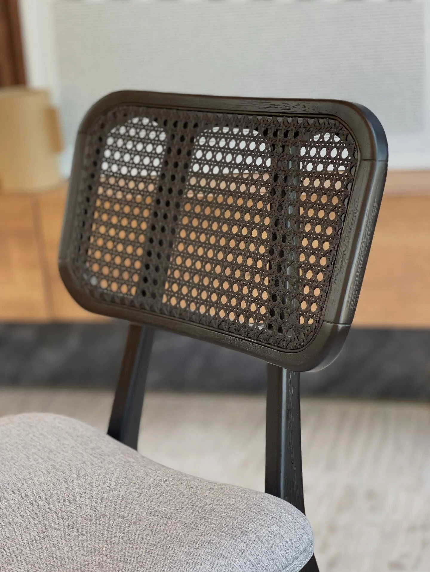 Como escolher cadeiras de jantar em palha para sala de estar moderna