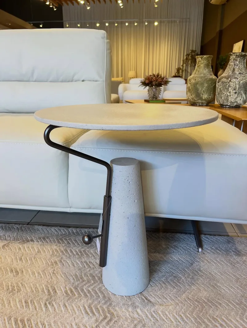 Como escolher a mesa lateral certa para sala moderna em cimento.