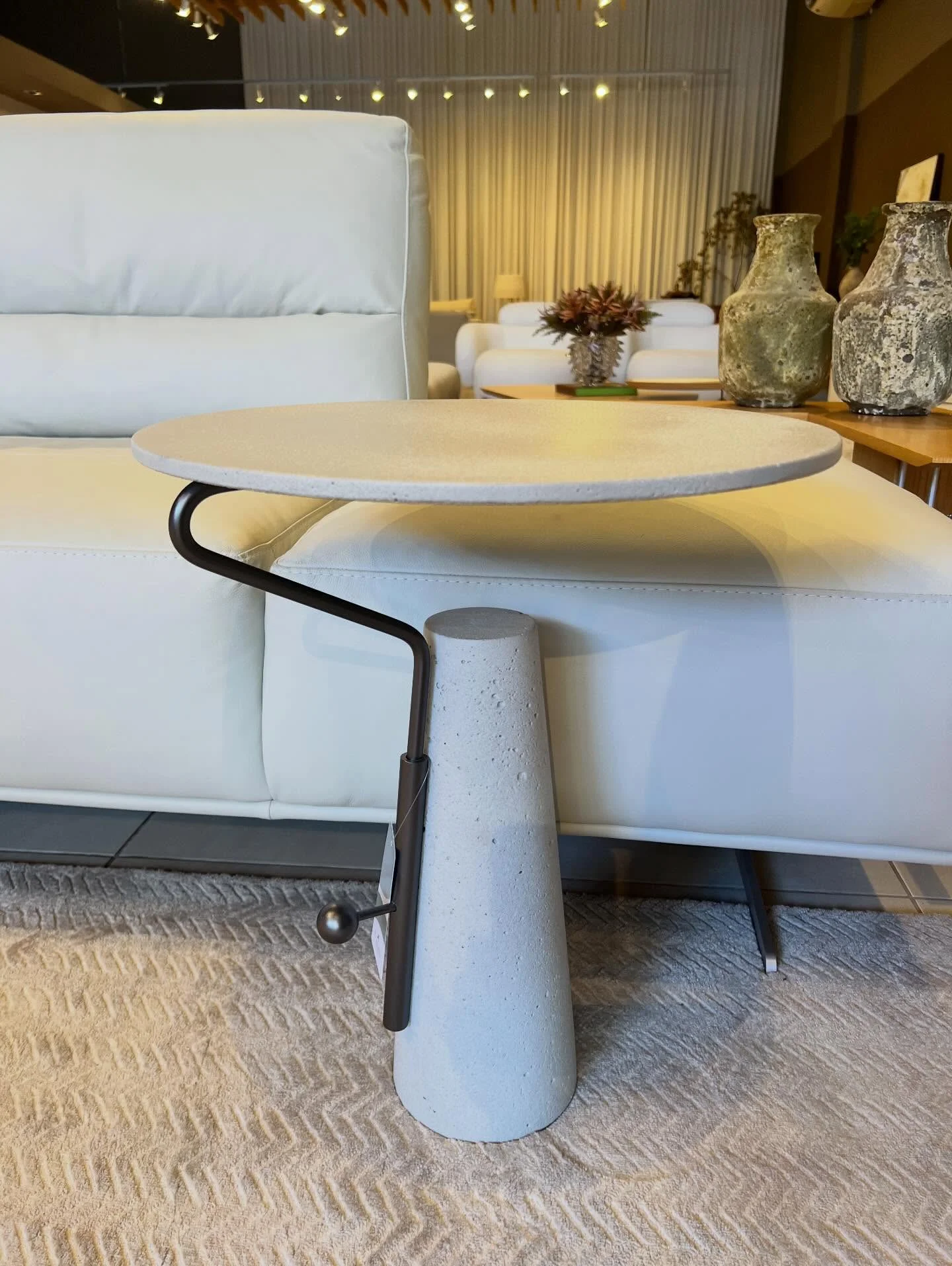 Como escolher a mesa lateral certa para sala moderna em cimento.