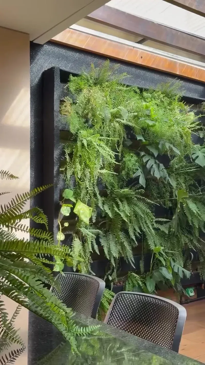 Jardim vertical: como o revestimento cristal protege e valoriza espaços.
