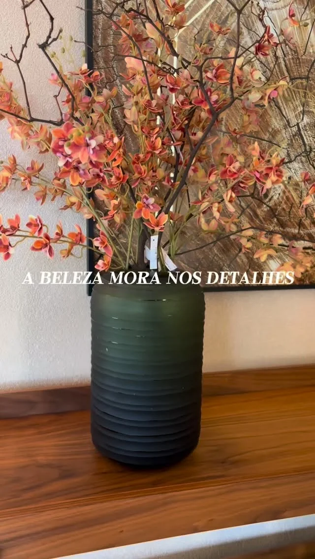 Como escolher vasos decorativos para equilibrar a decoração da sala.