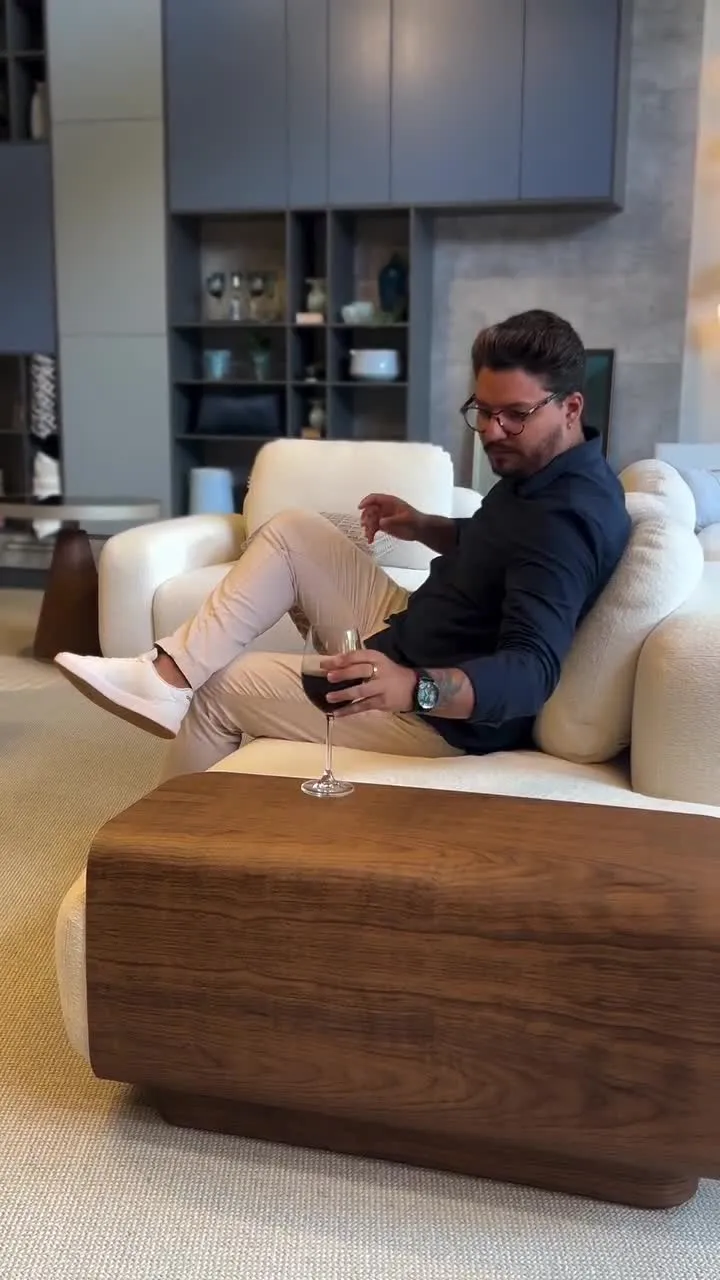 Sofá confortável e funcional para um living contemporâneo eficiente