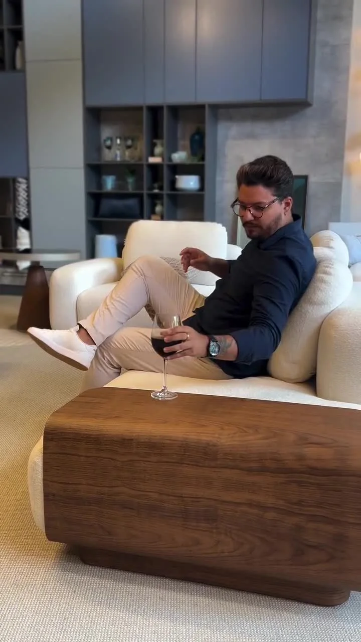 Sofá confortável e funcional para um living contemporâneo eficiente