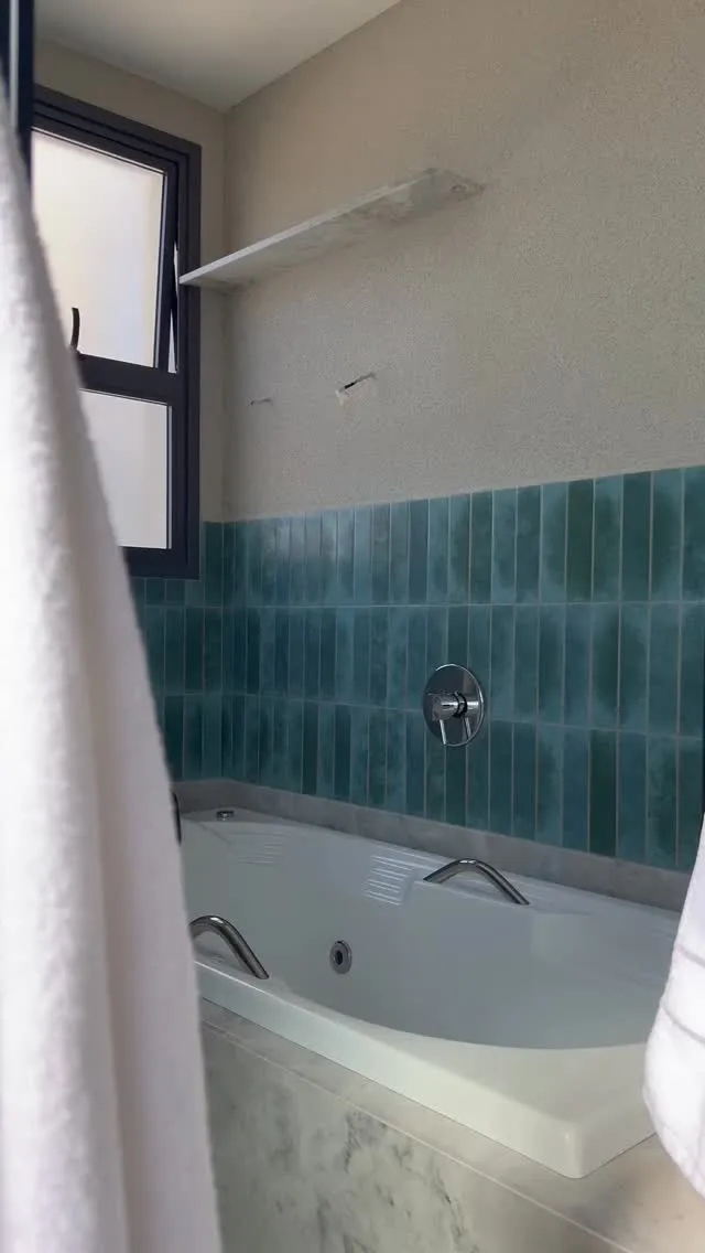 Revestimento Cristal: elegância e resistência no banheiro com banheira