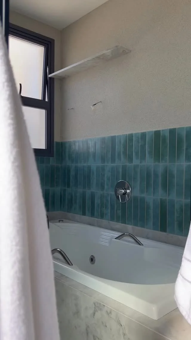 Revestimento Cristal: elegância e resistência no banheiro com banheira