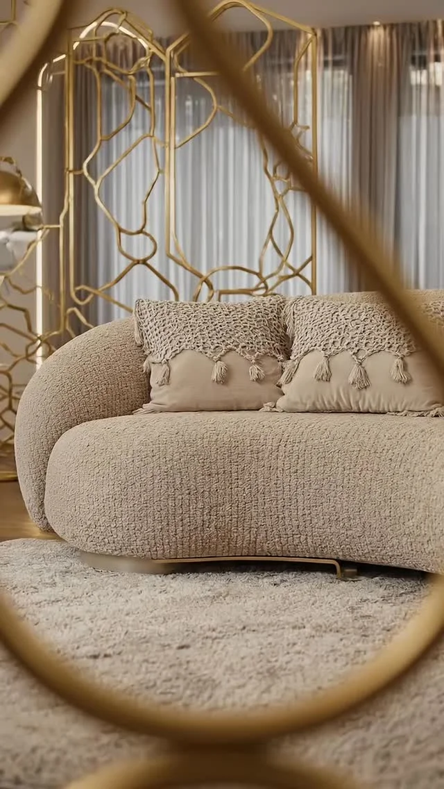 Sofá curvo: como o design orgânico transforma espaços internos