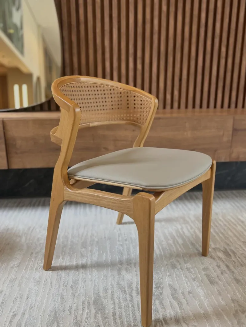 Como escolher a cadeira de jantar ideal para sala de jantar com design de interiores.