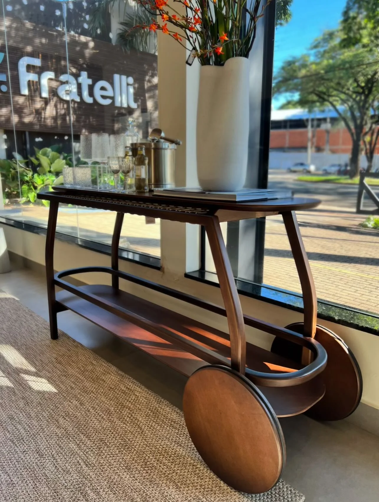 Carrinho bar: funcionalidade que transforma o ritual de servir