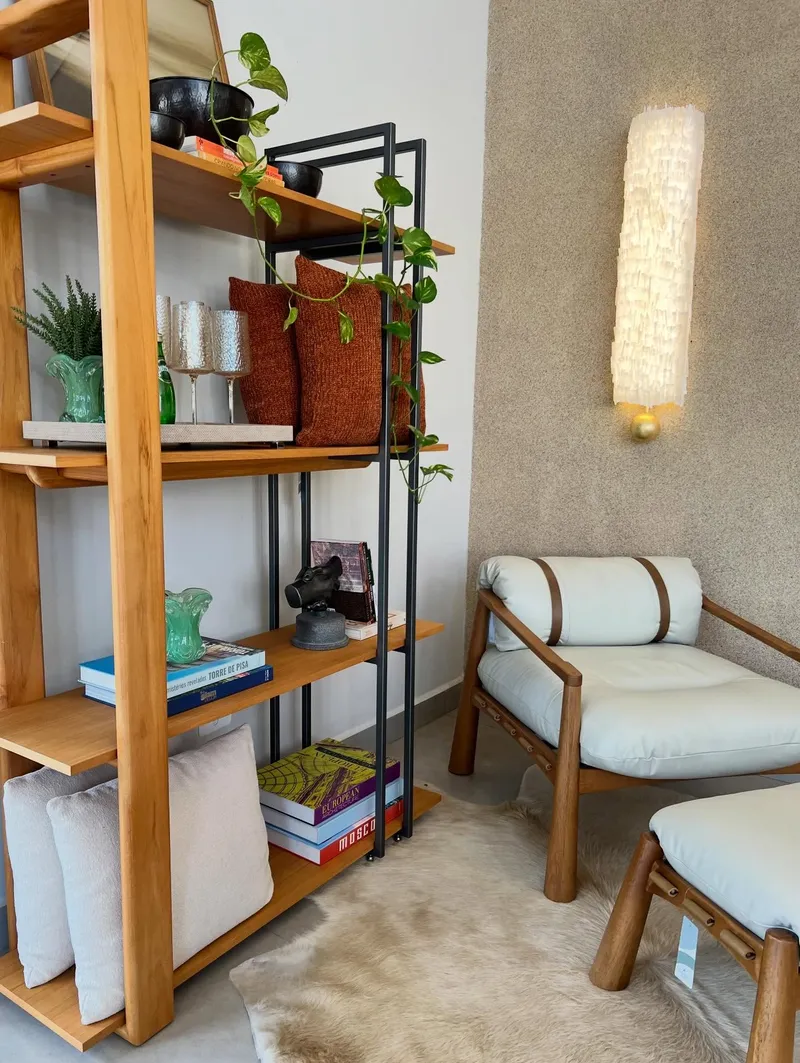 Estante organiza e compõe o ambiente com leveza e funcionalidade