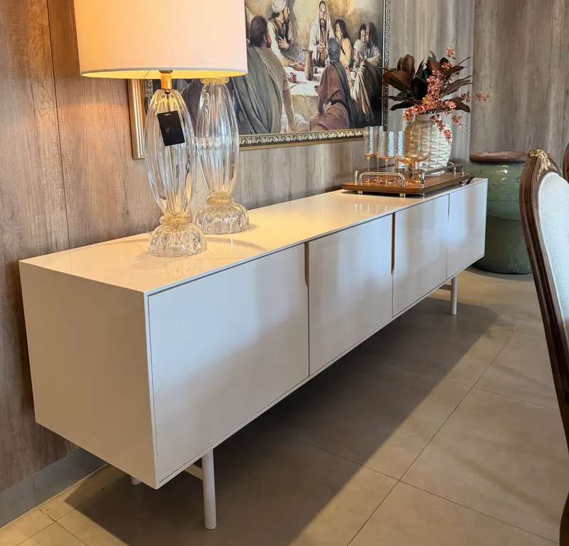 Buffet Branco: Elegância e Versatilidade para Seu Ambiente