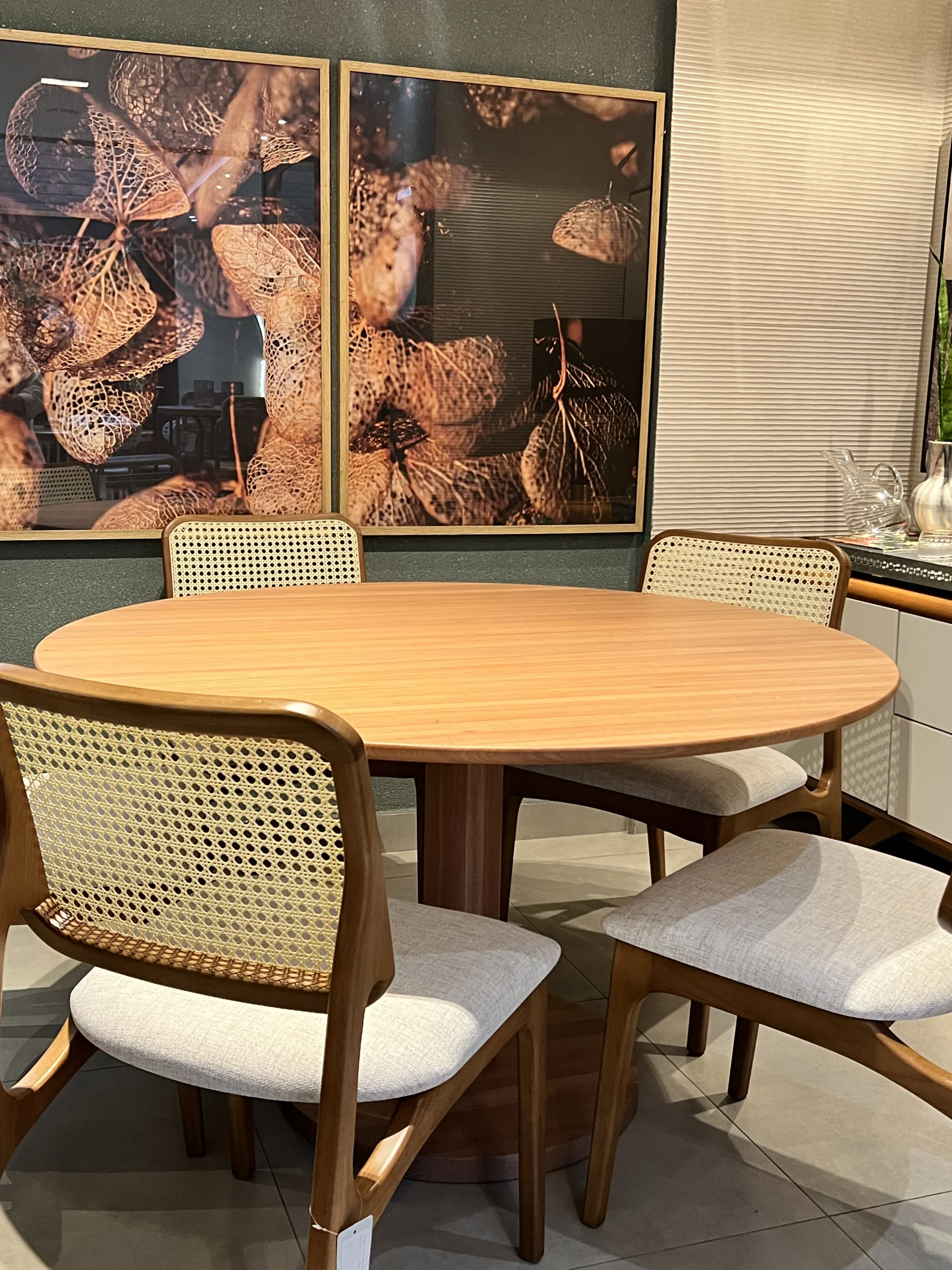 Mesa de Jantar Redonda: Conforto e Elegância para Sua Sala de Jantar