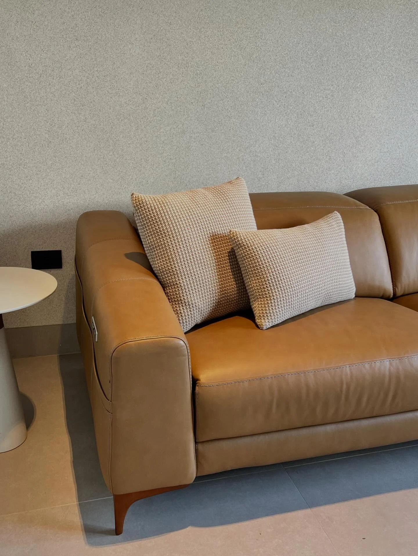 Como escolher um sofá automatizado em couro para a sala de TV.