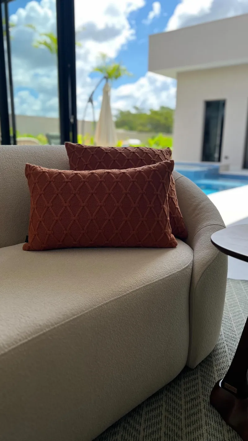 Como escolher um sofá curvo para sala de estar com design elegante.