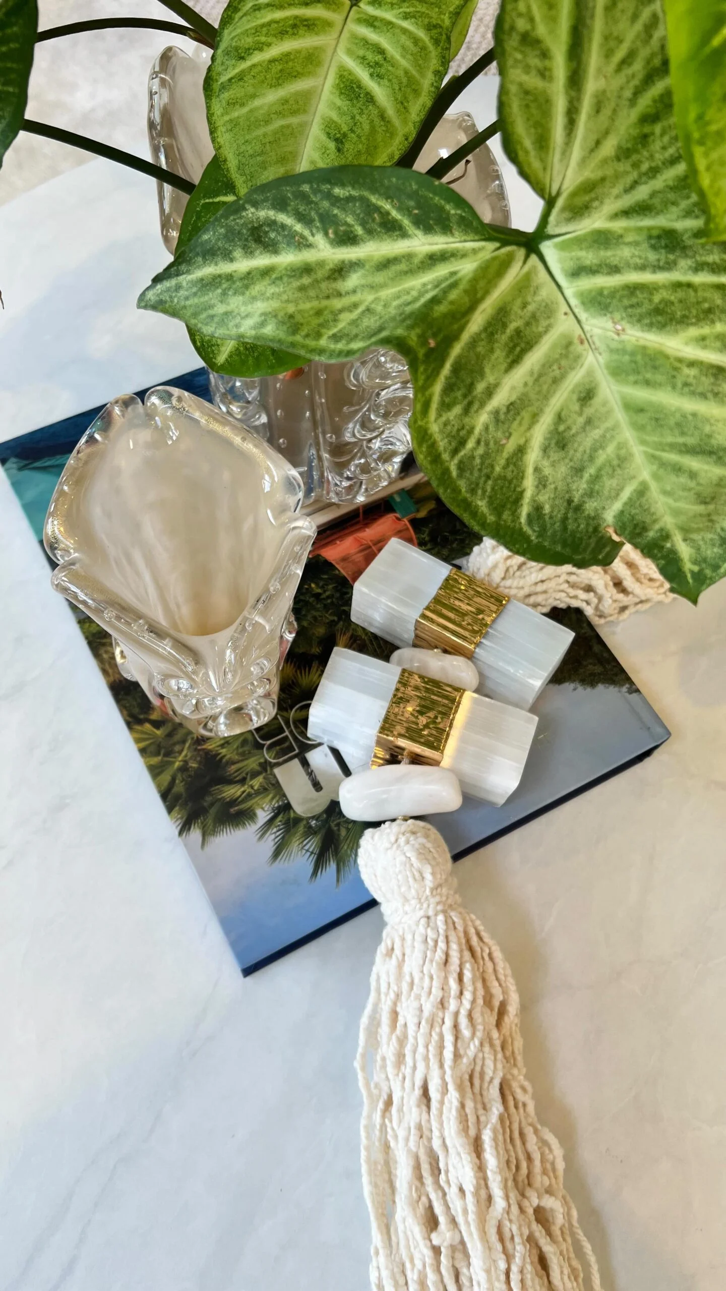 Como escolher mesa de centro branca para sala de estar.