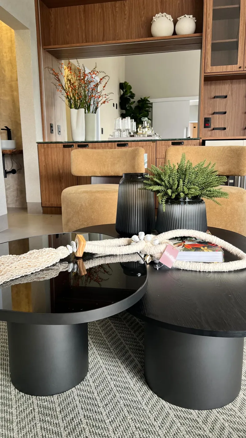 Como escolher uma mesa de centro preta para sala de estar?