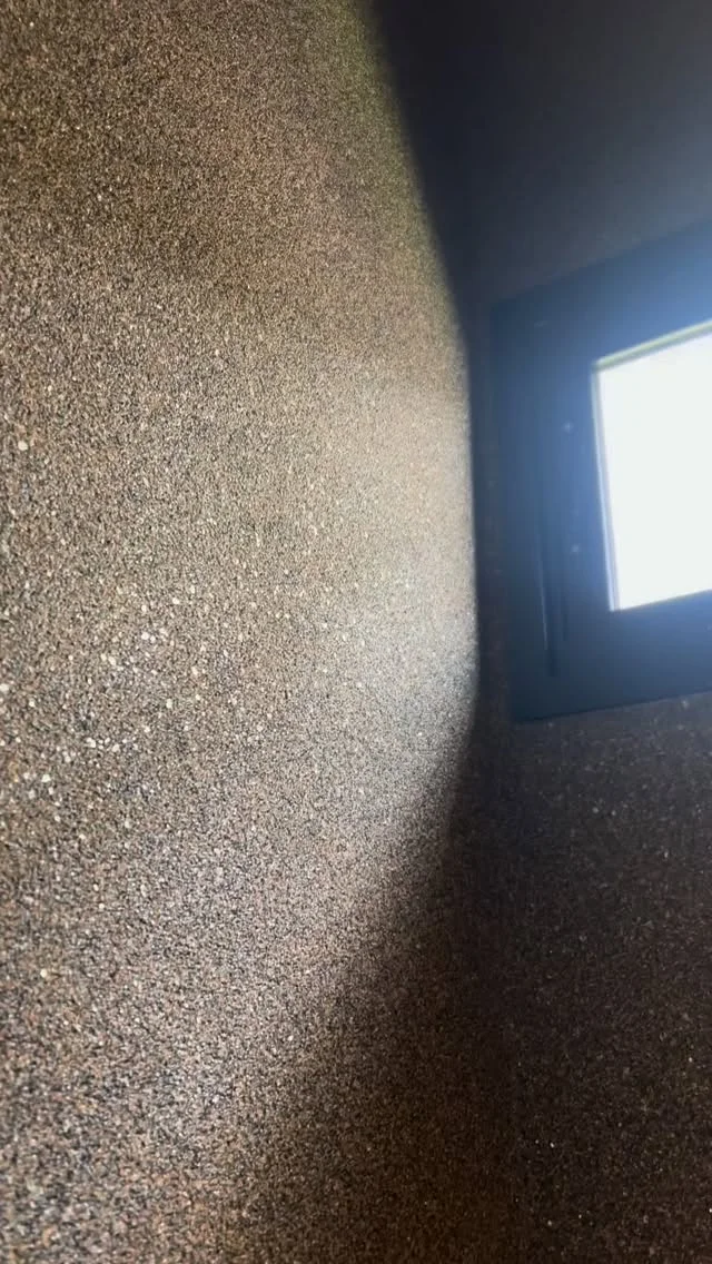 Revestimento cristal em Pedra Ferro valoriza lavabo com profundidade e sofisticação