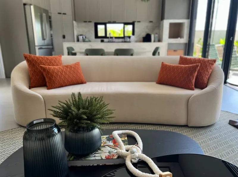 Como escolher um sofá curvo para sala de estar com design de interiores elegante.