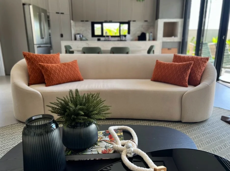 Como escolher um sofá curvo para sala de estar com design de interiores elegante.